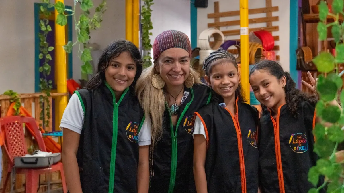 Niños trabajando en proyectos digitales